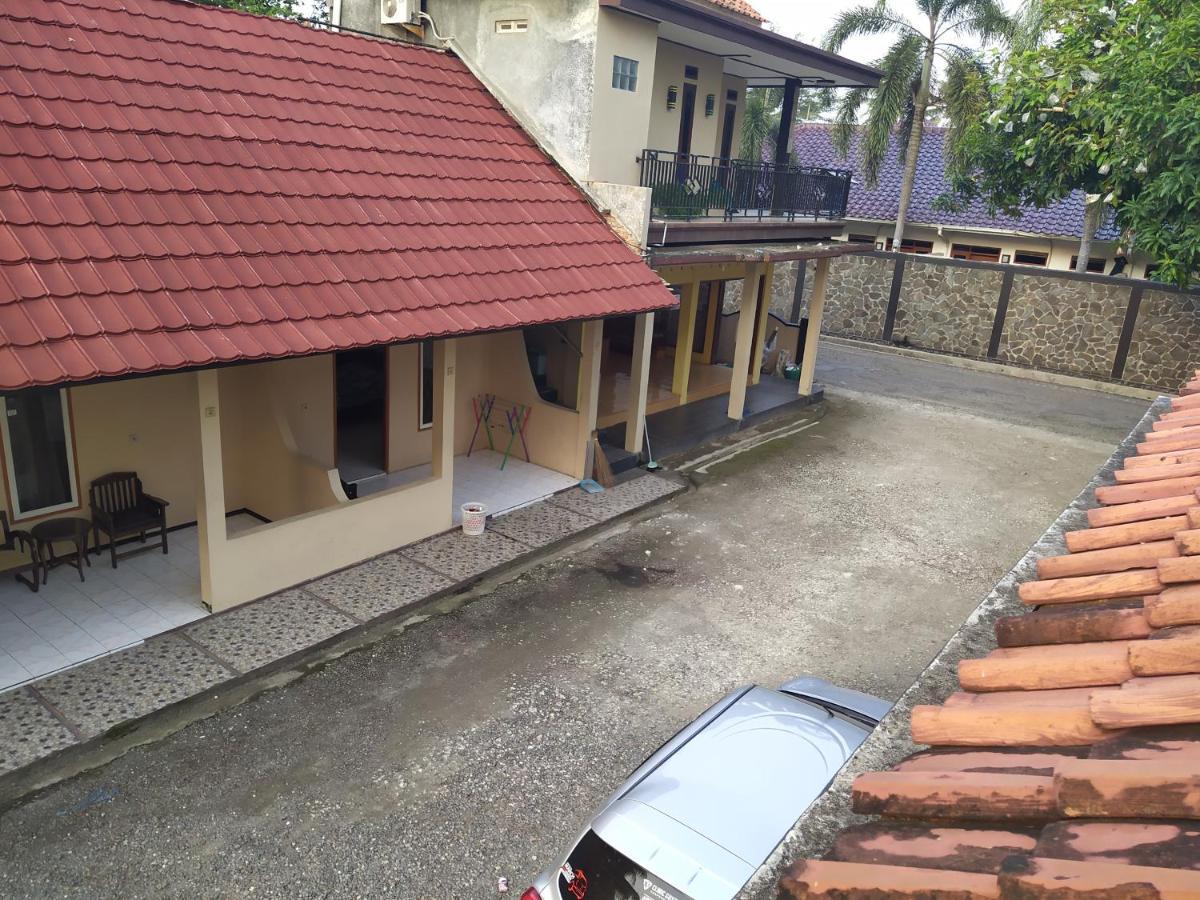 Hotel Putra Sindang Asih Batukaras Exterior foto