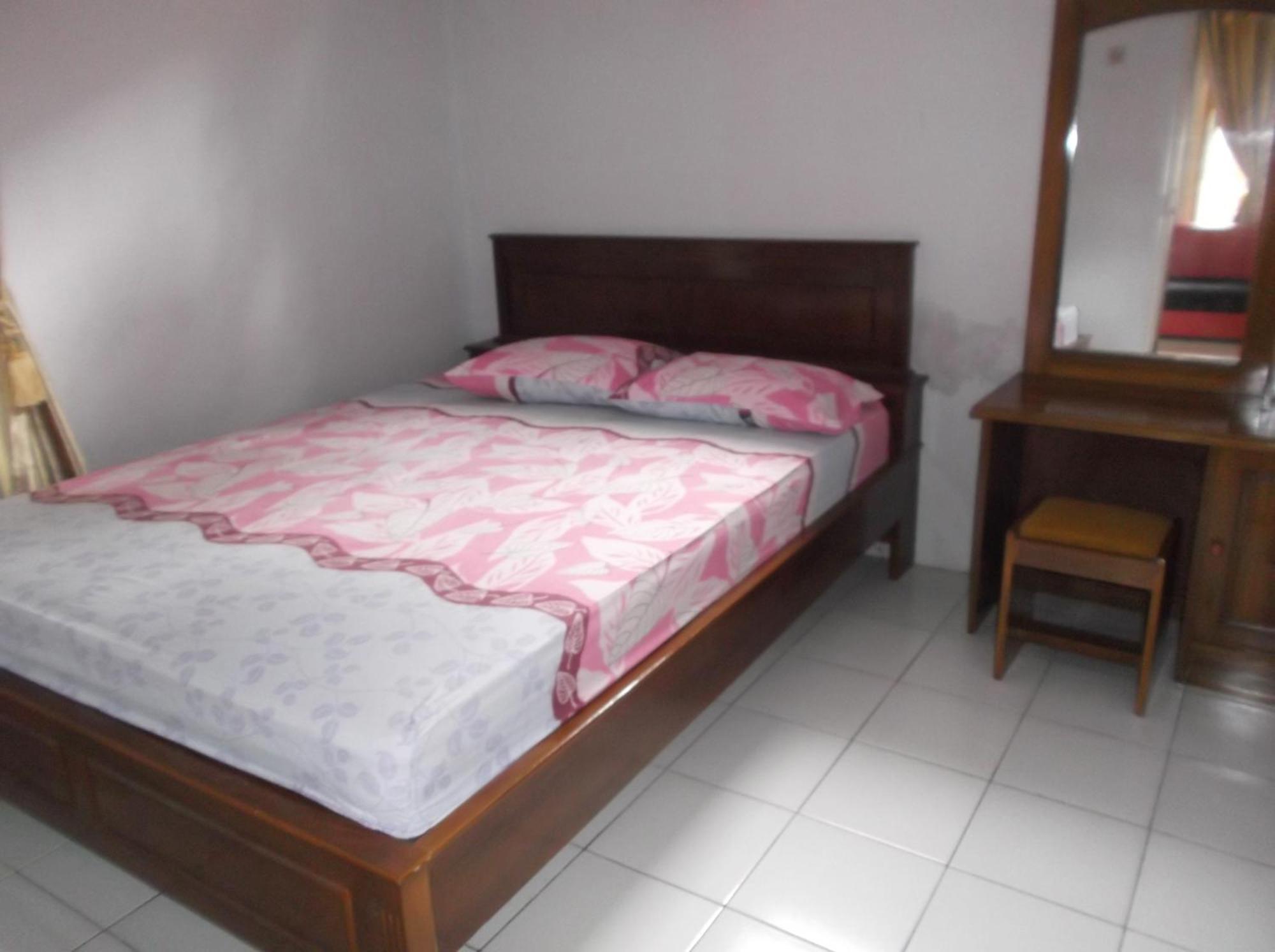 Hotel Putra Sindang Asih Batukaras Exterior foto