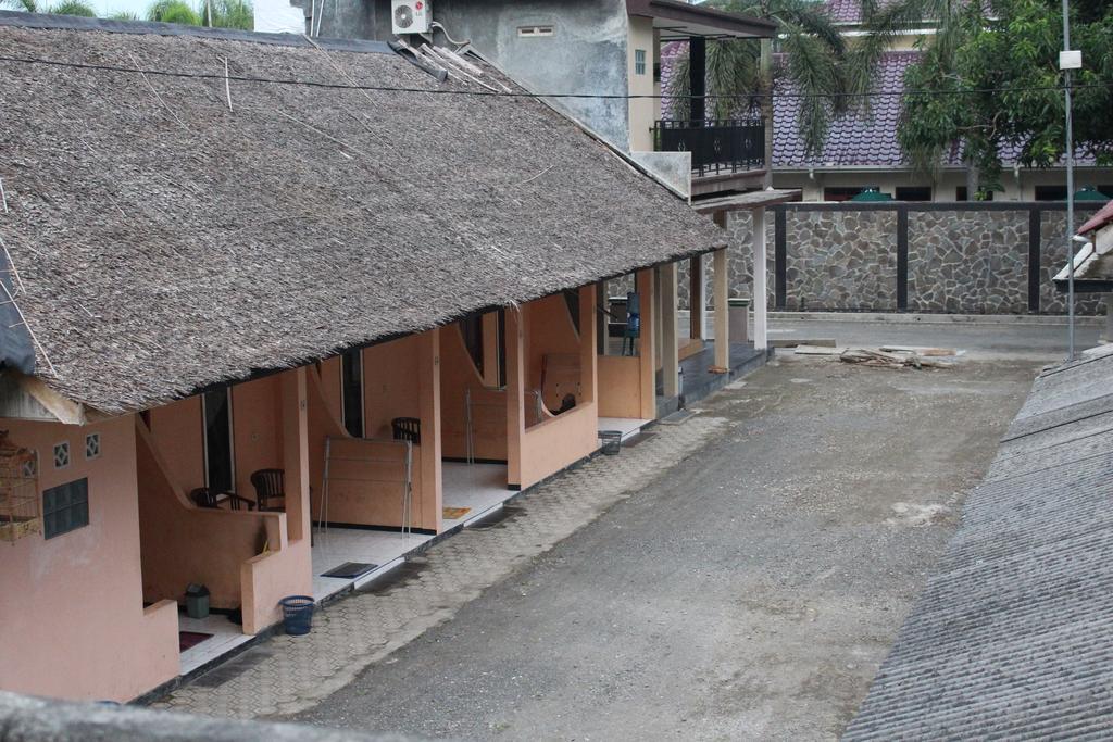 Hotel Putra Sindang Asih Batukaras Exterior foto