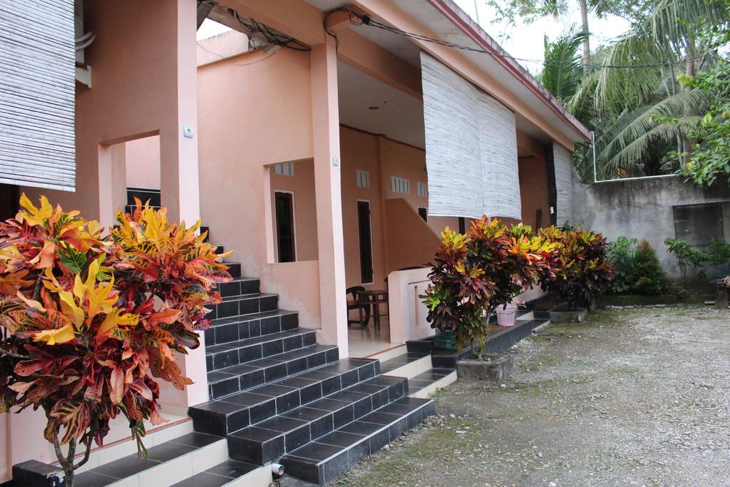 Hotel Putra Sindang Asih Batukaras Exterior foto