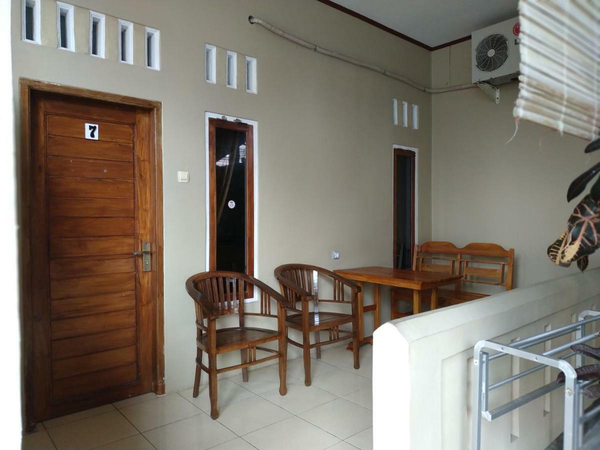 Hotel Putra Sindang Asih Batukaras Exterior foto