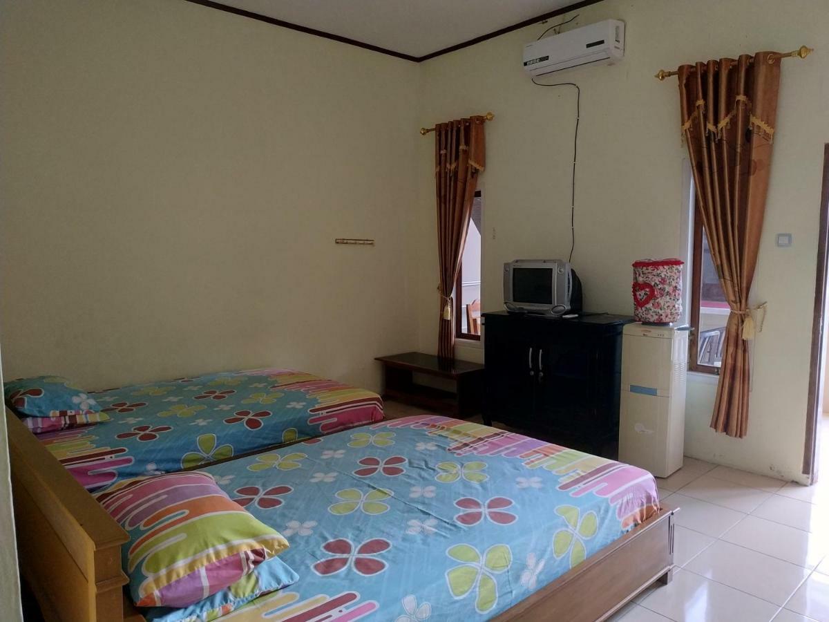 Hotel Putra Sindang Asih Batukaras Exterior foto